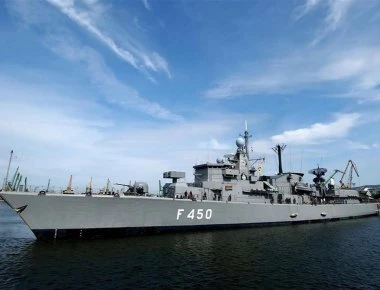 Η στιγμή που η φρεγάτα «ΕΛΛΗ» σώζει πυρόπληκτο ναυαγό (βίντεο)